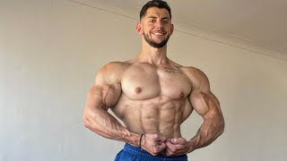 HANDSOME MUSCULAR GUY WITH SEXY MUSCLE MATEAS GIULIANO