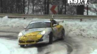 Porsche 911 GT3 sideways in the snow - great sound!