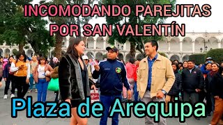 Incomodando parejitas por San Valentín en la Plaza de armas de arequipa