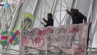 Milano, due attivisti con striscione di protesta sull' Expo Gate