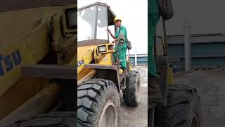 wheel loader stand be di loading ramp pabrik