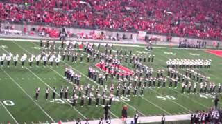 Banda da OSU apresenta o tema de James Bond no show do intervalo