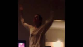 Sarah Paulson dançando ao som da abertura de Game Of Thrones - Sarah dancing opening Game Of Thrones