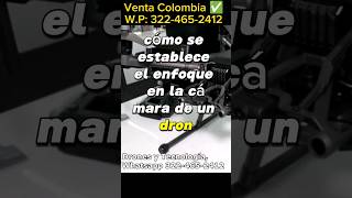 ¿Cómo se establece el enfoque de la cámara en un dron?