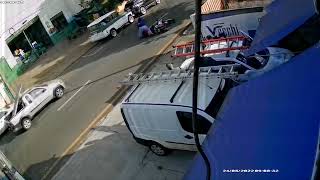 This bike thief is to slow gets instant karma. Brazil