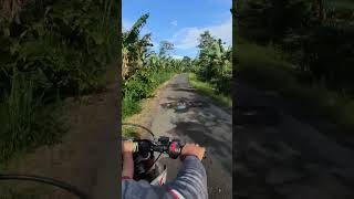 ngetrail bareng istri dan anak melewati kebun kopi dan pisang