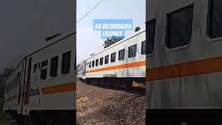 #keretaapi #baturraden #ekspres  telat melintas #sepur