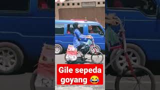 sepeda goyang lucu 😂 #trendingshorts  #carnaval #short #shortvideo