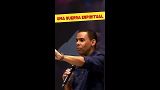 O GRANDE CONFLITO ESPITIRUAL ENTRE O BEM E O MAL - Rodrigo Silva Pregação Culto Apocalipse #shorts