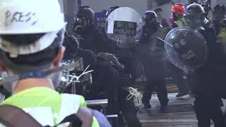 20190728 向無武裝示威者狂噴(轉載) hong kong protest, police shoot tear gas to defenseless protester frantically