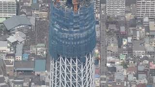 Tokyo Skytree and tower crane under construction 建設中の東京スカイツリーとタワークレーン