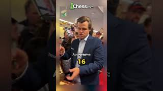 Magnus peut-il signer 64 autographes en 1 minute ? #shorts #magnuscarlsen #echecs #autographes