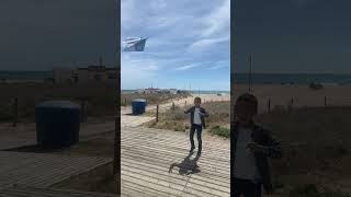 En la playa elevando la cometa como loco