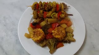 Healthy food vegetables and chicken skewers - Comida saludable verduras y brochetas de pollo