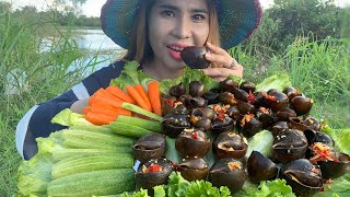 King eating snail in forest | Meyly Cooking