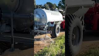 Cisterna 8.000l regando caminos con aplicador #rinoagro #agro #cunapurin #agriculture #remolques #