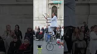 Artista di strada giocoliere ed equilibrista