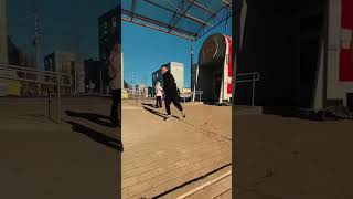 Боковое сальто с прямыми ногами #паркур #сальто #акробатика #magic #parkour #популярное #sport #юмор