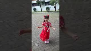 Putri Chelsea Nyanyi Lagu Imlek