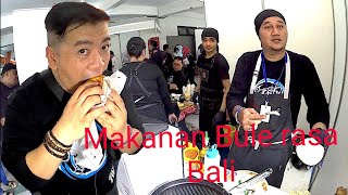 Makan burger rasa Indonesia.