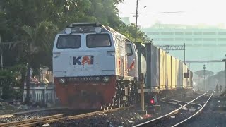 KERETA TERPANJANG DAN TERPENDEK MELINTAS STASIUN SURABAYA PASAR TURI