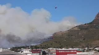 Cape Town Fire on Devils Peak - Water thrown from helicopter