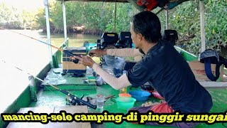 Petualang solo camping dan mancing di pinggir sungai yang penuh ikan