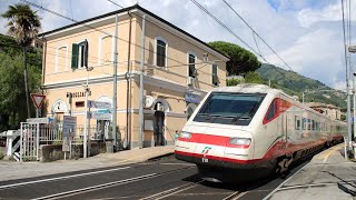 Treni di tutti i tipi in transito nella Riviera di Levante tra Bogliasco e Pieve Ligure.