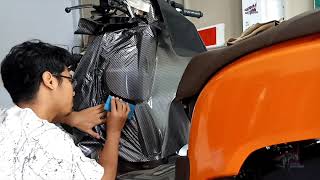 pasang sticker carbon glosy di dasbor honda scoopy 2020. modifikasi honda scoopy carbon