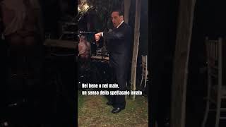 Silvio Berlusconi canta in francese (e anche bene)