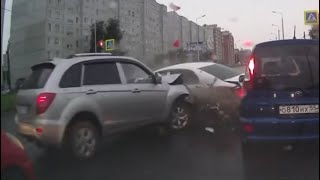 Russia: 3 vehicle collision at intersection in Omsk