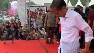 Jokowi di Tegal Baju Basah Kuyup, ribuan warga Tegal tak beranjak dari Lapangan Dukuhsalam Slawi