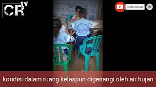 MIRIS..!! SISWA SDN DI KUPANG IKUT KBM SAMBIL KEHUJANAN..!!!