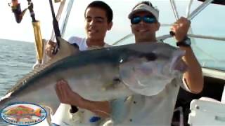 Joven pescador batalla gran ejemplar.