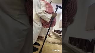 مسن ملتزم بالوقوف في الصلاة رغم انحنائه