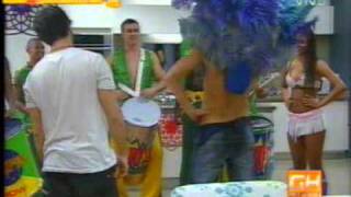 Emiliano se puso las plumas #GH2011