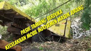 Proses evakuasi mobil truck pengangkut smen dan herbel yang mengalami kecelakaan dan masuk ke jurang