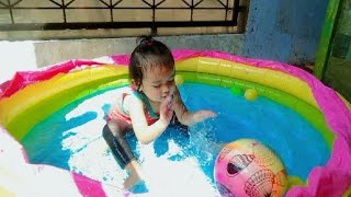 Berenang di Kolam Bersama Bola dan Bebek Warna Warni #baby #berenang #bola #bebek