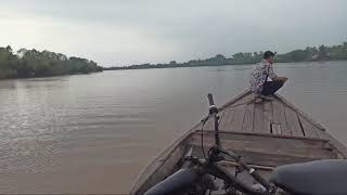 Di perahu penyebrangan teluk nilau - sungai pampang.