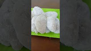 Makan Mochi Isi Cokelat