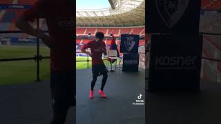 Mojica bailando Oiga Mire Vea en su presentación en Osasuna #guayacan #salsa #salsamusic