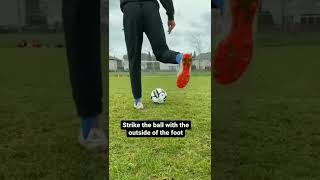 HOW TO TRIVELA💫⭐ Tag a mate who falls over everytime they try this💀💀😭 #trivela#quaresmashot#football