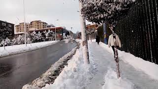 حتى قلنا صيف وصل بدا ثلج تطيح ❄️الجو رائع اليوم غنوركم فين خدامة 🤭