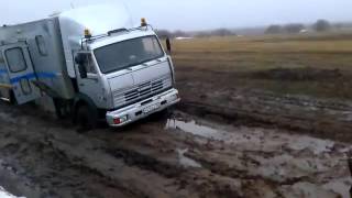 Утопили КАМАЗ и два бульдога. Kamaz and two tractors are drowning