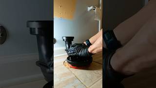 Installing a KOHLER skirted toilet 🚽 💦 #plumbing #plumber #toilet