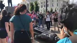 Antifa bailan alrededor de la estatua de Colon. Minnesota.