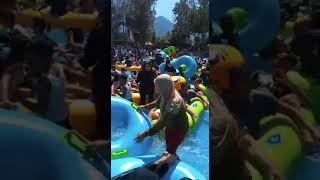 Detik detik seorang ibu tertbalik saat berenang....