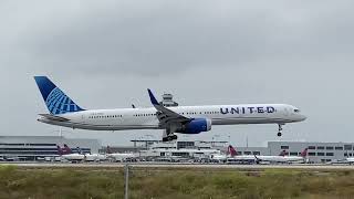 United Airlines Boeing 757-300 landing at Los Angeles International Airport KLAX