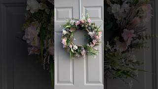 What a beautiful wreath.  #wreaths #flowers #diy #wreathmaking #homedecor