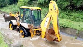 Retroescavadeira desobstrindo córrego(Backhoe clearing stream)